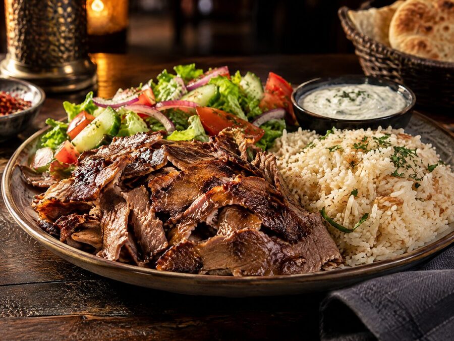 Plato de döner kebab con arroz y ensalada fresca